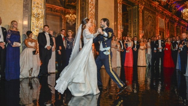 Der erste Tanz von Carl Philip und Sofia als Ehepaar (Bild: APA/EPA/ANDERS WIKLUND/TT)