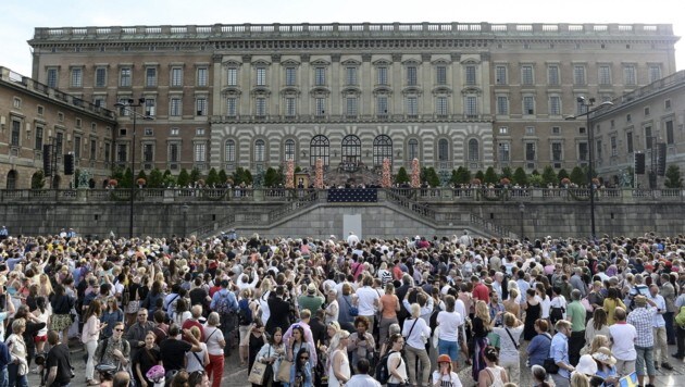 Tausende waren zum königlichen Palast gekommen, um einen Blick auf das Brautpaar zu erhaschen. (Bild: APA/EPA/Fredrik Sandberg/TT)