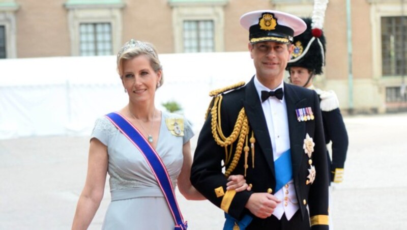 Prinz Edward mit seiner Frau Sophie (Bild: AP)