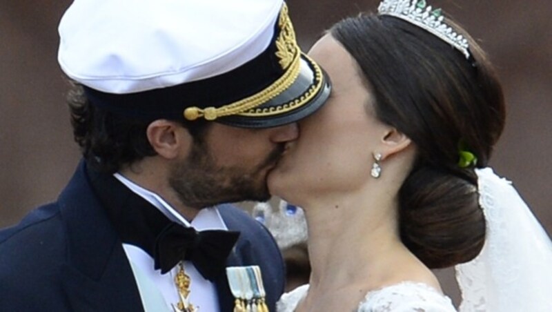 Kuss der Liebe: Carl Philip und Sofia nach ihrer Hochzeit (Bild: AFP/JONATHAN NACKSTRAND)