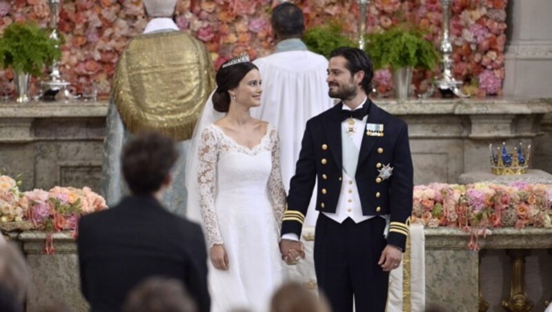 Vor den Augen von rund 400 Gästen in der Schlosskirche sagen der Prinz und Sofia deutlich "Ja". (Bild: APA/EPA/Claudio Bresciani/TT)