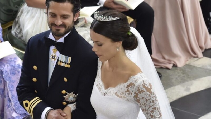 Carl Philip und Sofia vor dem Altar (Bild: APA/EPA/Jonas Ekstroemer /TT)