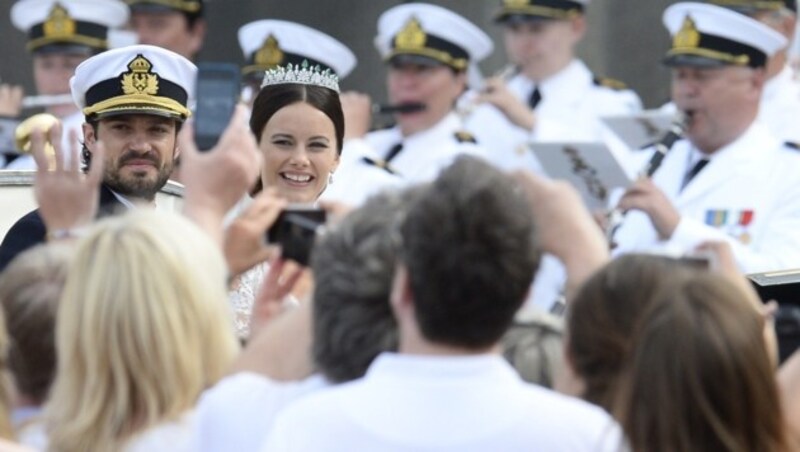 Nach der Trauung fahren Sofia und Carl Philip mit einer Kutsche durch Stockholm. (Bild: AFP/JONATHAN NACKSTRAND)