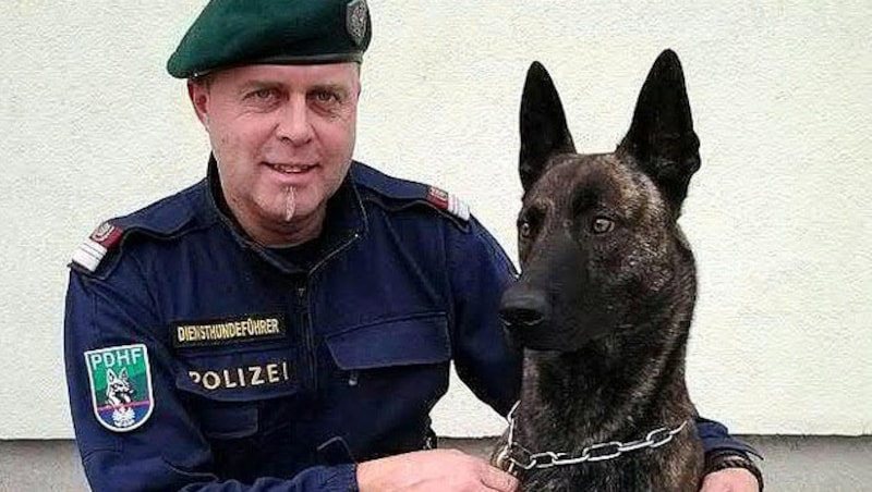 Diensthundeführer Horst Klug, der den Tatverdächtigen verhaftet hat, mit Diensthund "Zorro" (Bild: APA/LPD STEIERMARK)