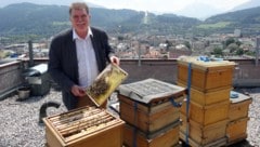 Den Bergisel im Blick, horten Hetzenauers Bienen auf dem Dach des Hotel Hilton ihren Honig. (Bild: Claudia Thurner)