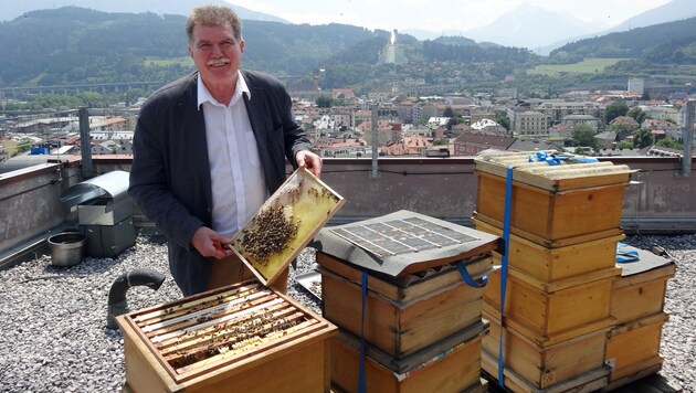 Den Bergisel im Blick, horten Hetzenauers Bienen auf dem Dach des Hotel Hilton ihren Honig. (Bild: Claudia Thurner)