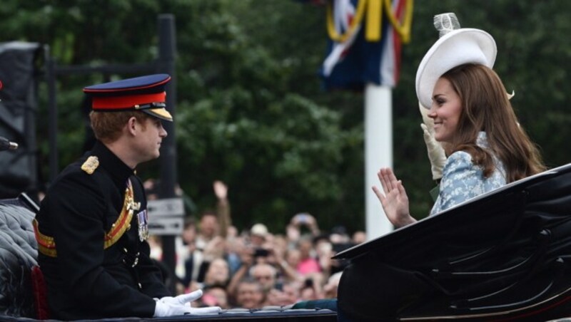 Herzogin Kate absolviert ihren ersten offiziellen Auftritt nach der Geburt ihrer Tochter Charlotte. (Bild: EPA)