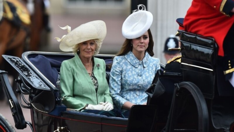 Kate sitzt neben Camilla und Prinz Harry in einer Kutsche. (Bild: AFP)