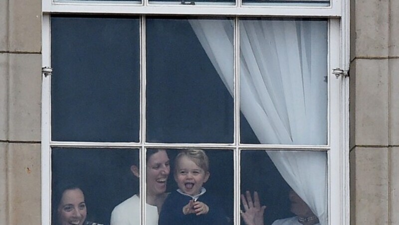 Charlottes Bruder George schaut durch ein Fenster des Buckingham-Palastes dem Treiben zu. (Bild: EPA)