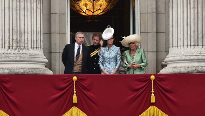 Prinz Andrew, Prin Harry, Herzogin Kate und Herzogin Camilla während der Parade am Palast-Balkon. (Bild: AFP)