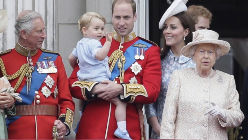 Prinz George winkt am Arm seines Vaters mit Mama Kate, Opa Charles, Onkel Harry und Queen Elizabeth. (Bild: AP)