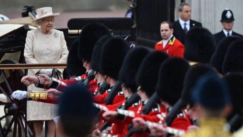 Queen Elizabeth II. feiert mit der "Trooping the Colour"-Parade ihren Geburtstag nach. (Bild: AFP)