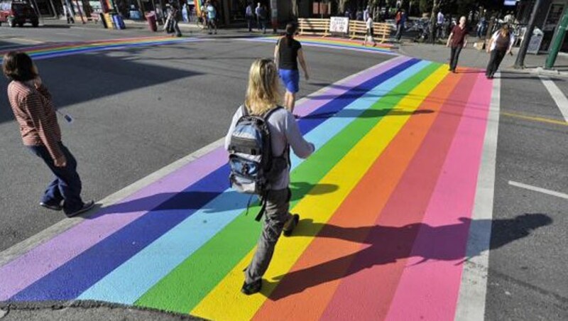 In Vancouver wurden die ersten permanenten Regenbogen-Schutzwege im Sommer 2013 angebracht. (Bild: Internet)