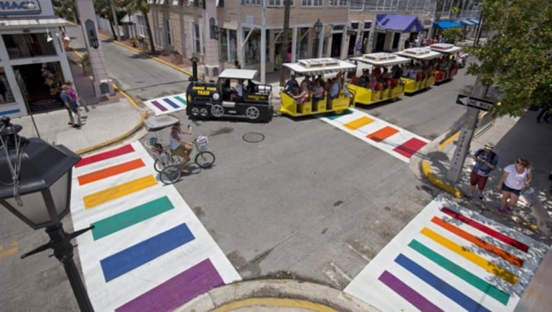 Seit Mai hat auch das Zentrum von Key West in Florida eine Kreuzung mit Regenbogen-Schutzwegen. (Bild: AP)