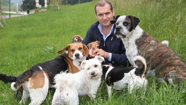 Geschäftsführer Dieter Ehrengruber mit Hunden (Bild: Franz Neumayr)