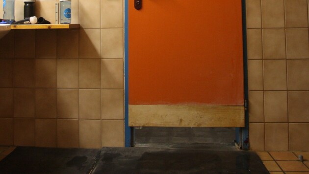 So schaut's in der Eishalle aus: Im Sanitärbereich verfaulen Türen... (Bild: Lui)