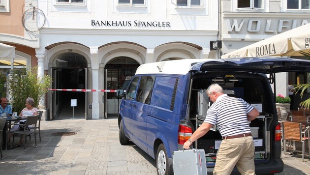 Tatort war das Bankhaus Spängler am Hauptplatz. Gäste in den Schanigärten wurden Zeugen des Coups. (Bild: Christoph Gantner)
