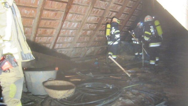 Die Florianis verhinderten ein Übergreifen der Flammen auf weitere Gebäude (Bild: Freiwillige Feuerwehr Fürstenfeld)