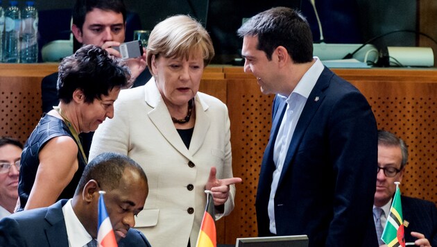 Merkel und Tsipras beim EU-Lateinamerika-Gipfel in Brüssel (Bild: AP)