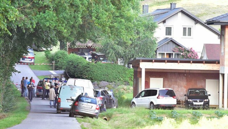 In dem weißen Einfamilienhaus (re.) spielten sich die blutigen Szenen ab. (Bild: "Ricardo Heintz")