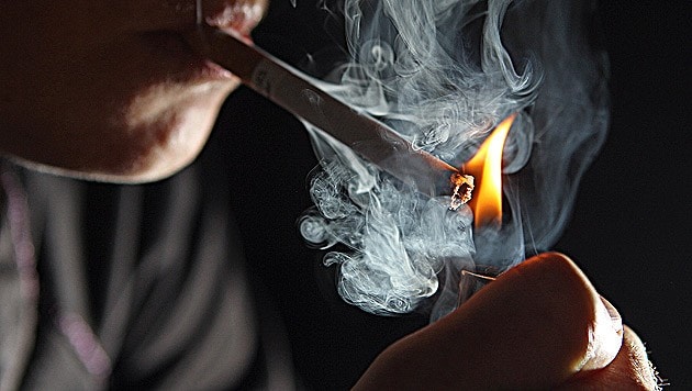 Eine Zigarette löste den Brand aus (Symbolbild). (Bild: APA/Georg Hochmuth)