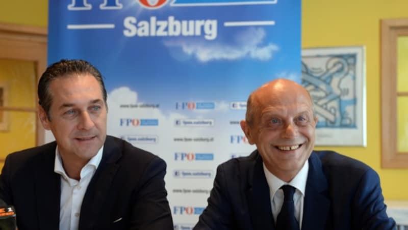 FPÖ-Chef Heinz-Christian Strache mit dem neuen Salzburger Landesparteiobmann Andreas Schöppl (Bild: APA/BARBARA GINDL)