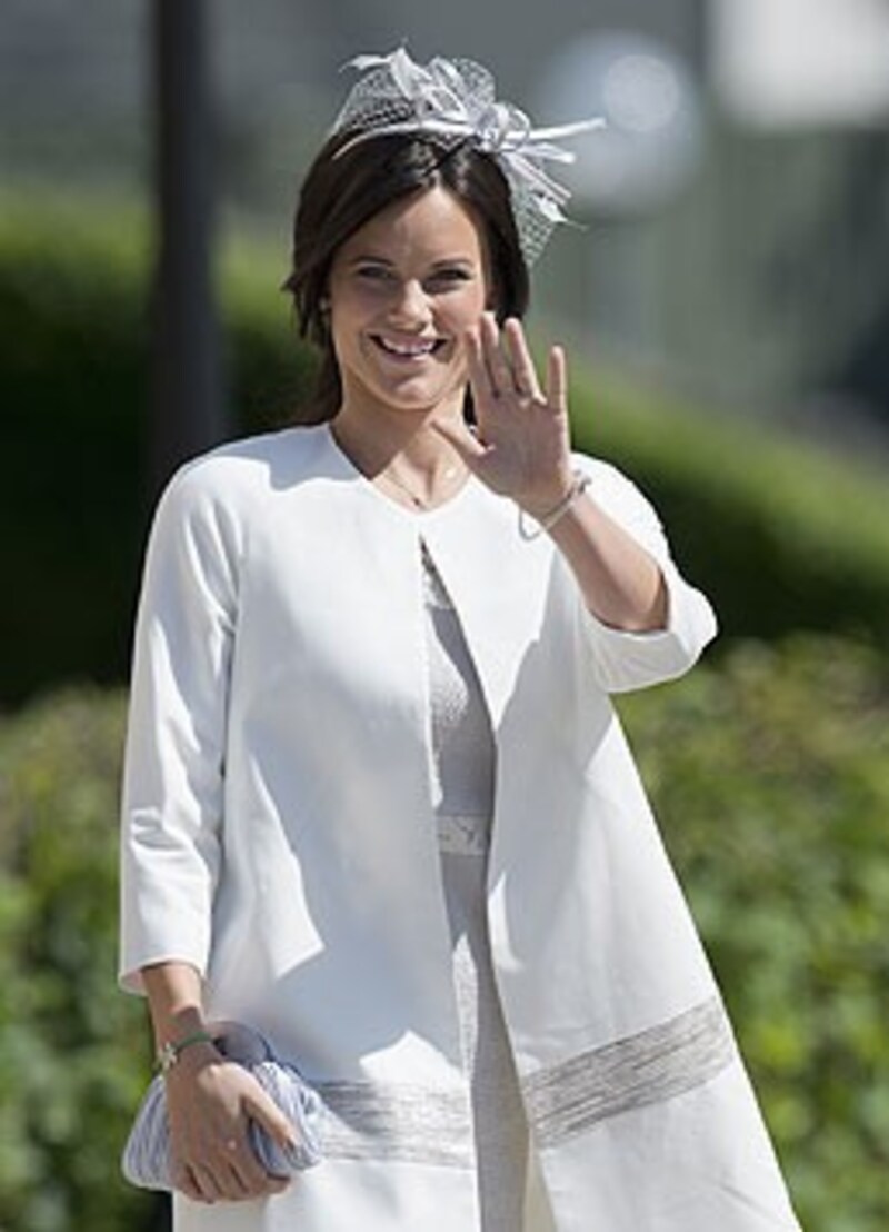 Das royale Winken hat die künftige Ehefrau von Prinz Carl Philip bereits intus. (Bild: AFP)