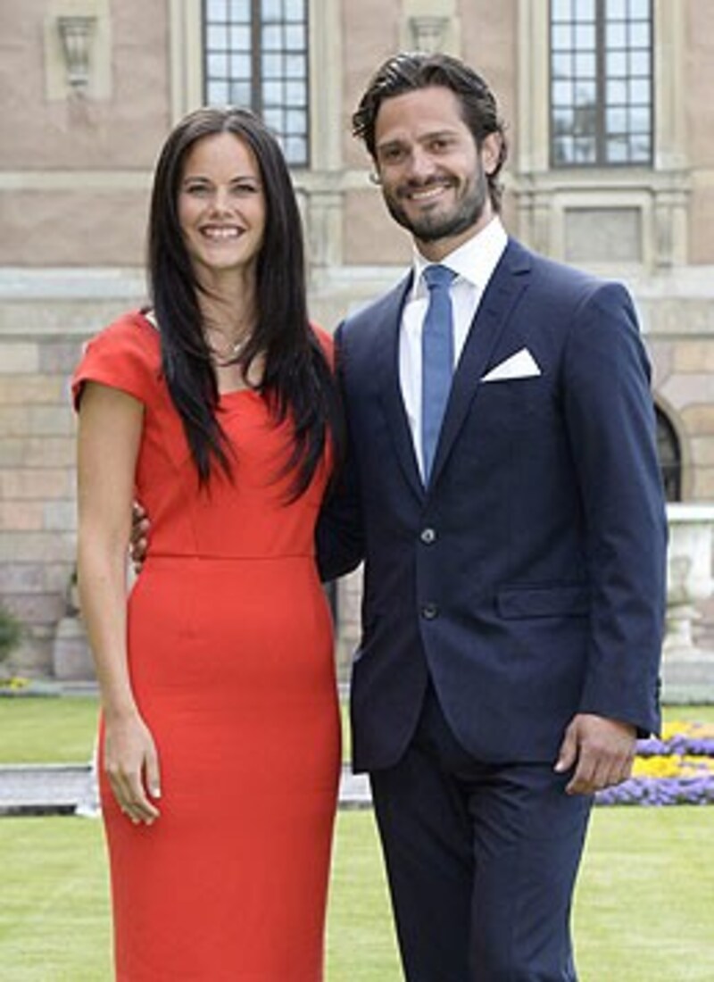 Sofia Hellqvist mit Prinz Carl Philip bei der Bekanntgabe ihrer Verlobung im eleganten roten Kleid (Bild: AP)