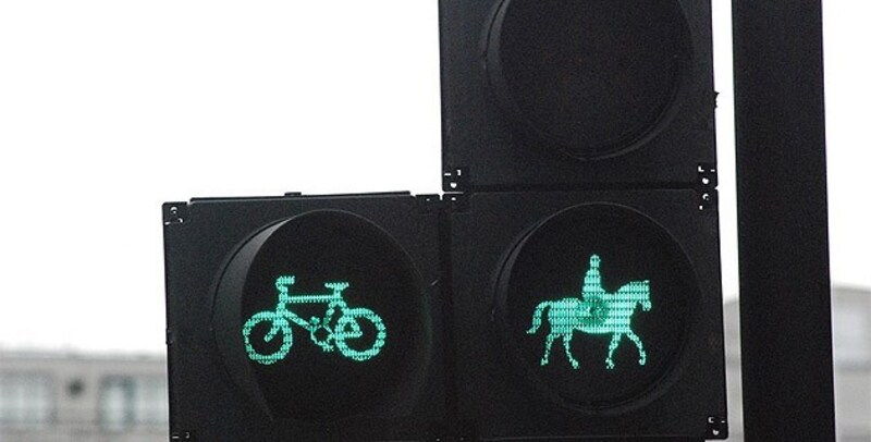 Auch in London gibt's Ampelmännchen auf Pferden, hier regeln sie den Über(t)ritt von Reitern. (Bild: Internet)