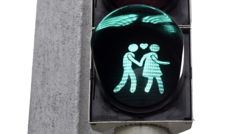 Die gleichgeschlechtlichen Ampelmännchen haben in Wien Ende Mai für einigen Wirbel gesorgt. (Bild: APA/HELMUT FOHRINGER)