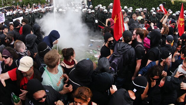 Anti-G7-Demonstranten warfen Rauchbomben. (Bild: APA/EPA/CHRISTIAN CHARISIUS)