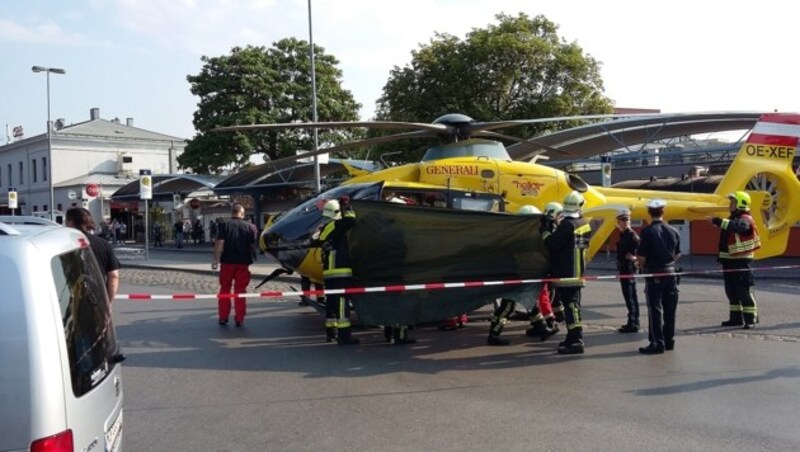 Per Hubschrauber wurde der Schwerverletzte ins Krankenhaus geflogen. (Bild: Herbert Wimmer/Pressestelle BFK Mödling)