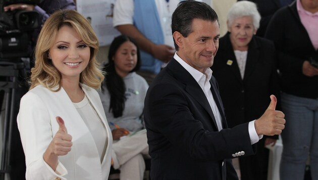 Mexiko: Die Partei von Präsident Pena Nieto (im Bild mit Gattin) bleibt stärkste Kraft im Parlament. (Bild: APA/EPA/Alex Cruz)