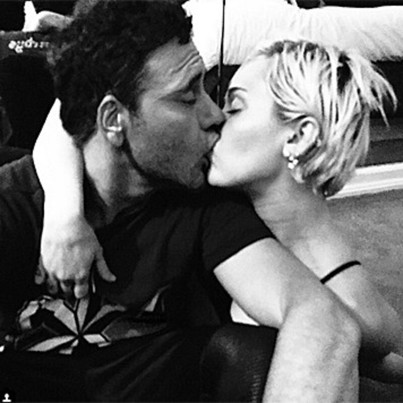 Mit Fotograf Mert Alas tauschte Miley heiße Zungenküsse. (Bild: instagram.com/mertalas)