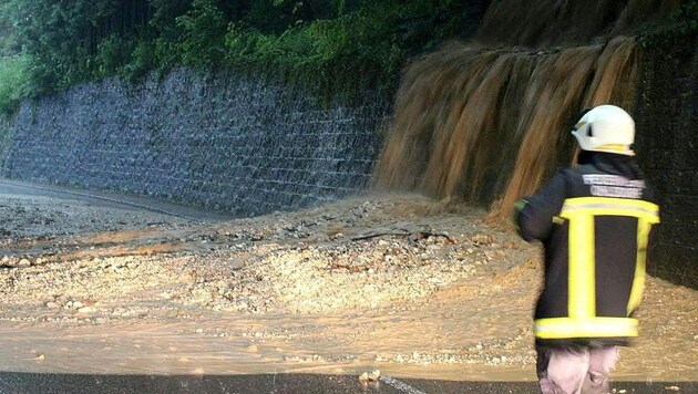 In Ohlsdorf (Bezirk Gmunden) löste das starke Gewitter eine Schottermure aus. (Bild: APA/FF OHLSDORF)