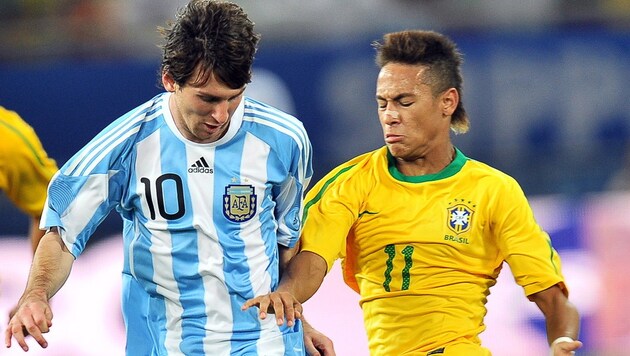 Lionel Messi und Neymar beim Testmatch im November 2010 (Bild: STRINGER/EPA/picturedesk.com)