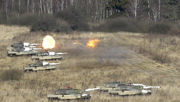 Kampfpanzer des Typs "Leopard" bei der Übung "Handwerk 14" in Allentsteig (Bild: APA/BUNDESHEER/GUNTER PUSCH)