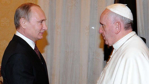 Das Treffen zwischen Putin und Papst Franziskus im Jahr 2013 (Bild: MIKHAIL KLIMENTYEV/EPA/picturedesk.com)