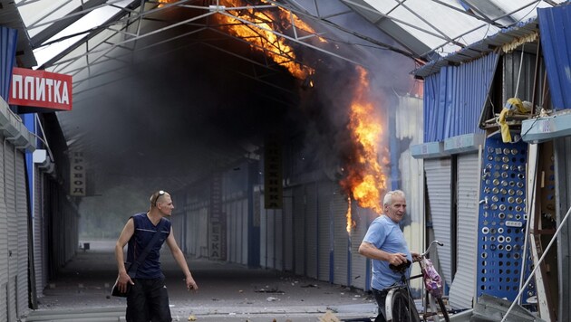 Der Markt bei Donezk wurde teilweise zerstört. (Bild: APA/EPA/ALEXANDER ERMOCHENKO)