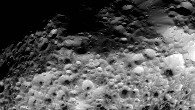 Die Nahaufnahme zeigt die von Kratern übersäte Oberfläche des Mondes. (Bild: NASA/JPL-Caltech/Space Science Institute)