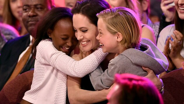 Bei den Kid's Choice Awards strahlte Angelina Jolie mit ihren Töchtern um die Wette. (Bild: AFP)