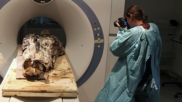 Der Leichnam aus dem 17. Jahrhundert wird im CT untersucht. (Bild: AFP/Rozenn Colleter, INRAP)