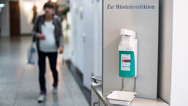 Ein Stand zur Händedesinfektion in einem Spital (Bild: APA/dpa/Maja Hitij)