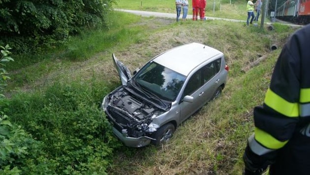 Das Auto ist ein Totalschaden (Bild: FF Rohrbach/Lafnitz)