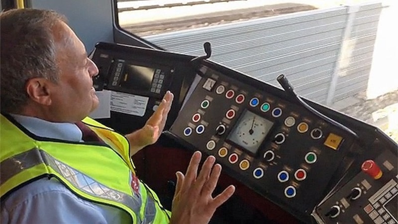 Bis auf die U6 bewegen sich alle U-Bahnen halbautomatisch. Nur in Stationen greift der Fahrer ein. (Bild: Alexandra Halouska)