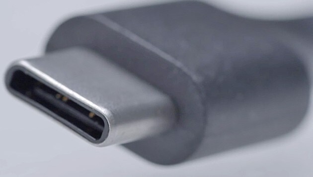 USB-C ist verdrehsicher, kann also nicht verkehrt eingesteckt werden. (Bild: YouTube.com/Google Chrome)