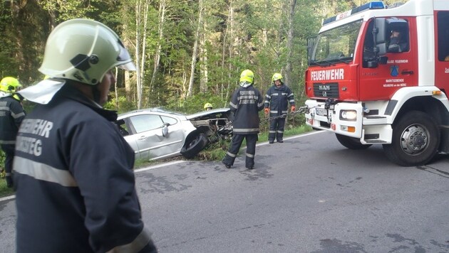 Die Feuerwehren Frein, Mürzsteg und Neuberg bargen das demolierte Auto (Bild: BFVMZ / FF Neuberg)