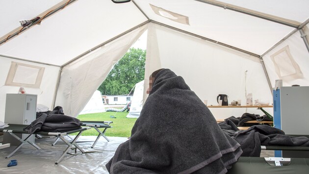 Ein Flüchtling am Mittwoch in einem Zelt in Linz (Bild: APA/FOTOKERSCHI.AT/WERNER KERSCHBAUM)