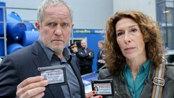 Moritz Eisner (Harald Krassnitzer) und Bibi Fellner (Adele Neuhauser) bei den Ermittlungen im Austro-„Tatort“ (Bild: ORF/Petro Domenigg)