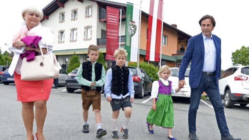 Landeshauptmann Voves mit Gattin Ingrid und seinen Enkelkindern Luisa, Benjamin und Jakob (Bild: APA/HANS KLAUS TECHT)